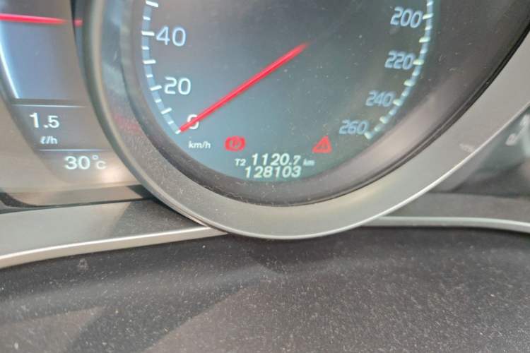 Used Volvo V40 2015 1.6T Zhiya Edition Odometer Close Up