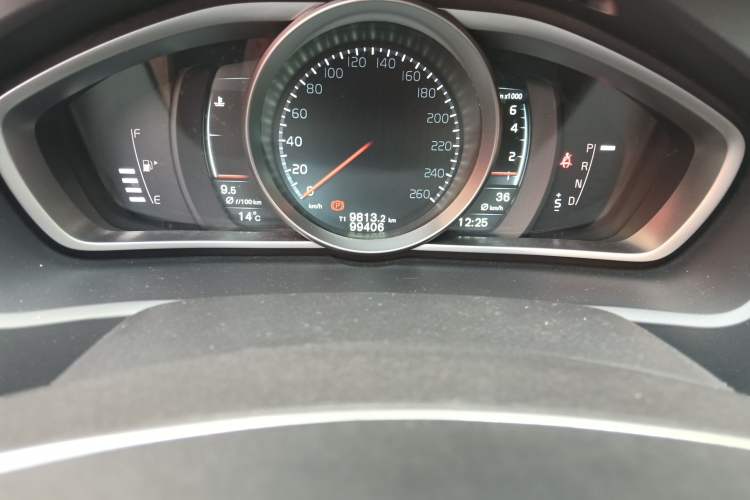Used Volvo V40 2015 1.6T Zhiyi Edition Odometer Close Up