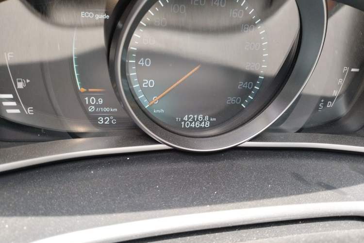 Used Volvo V40 2015 1.6T Zhiya Edition Odometer Close Up