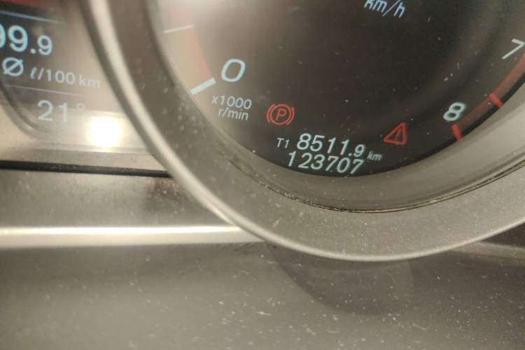 Used Volvo V40 2015 1.6T Zhiyi Edition Odometer Close Up