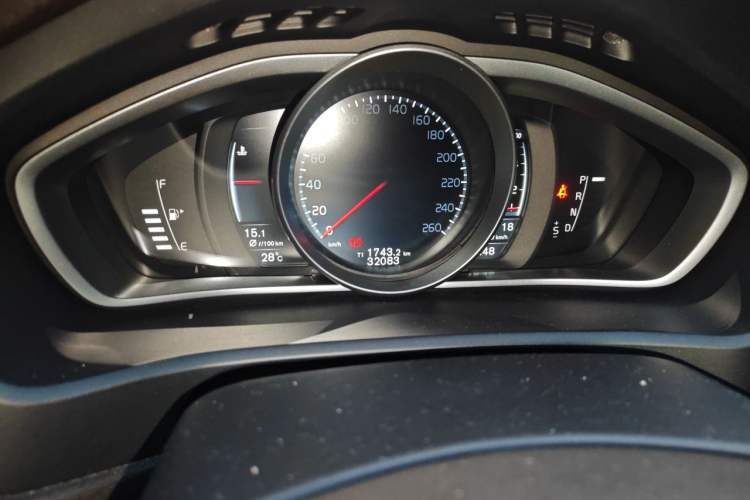 Used Volvo V40 2015 1.6T Zhiyi Edition Odometer Close Up