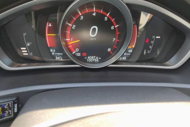 Used Volvo V40 2015 Cross Country T5 AWD Smart Luxury Edition Odometer Close Up