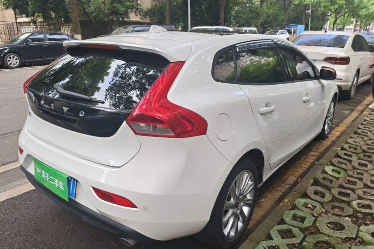 Used Volvo V40 2015 1.6T Zhiyi Edition Rear Right 45 Deg