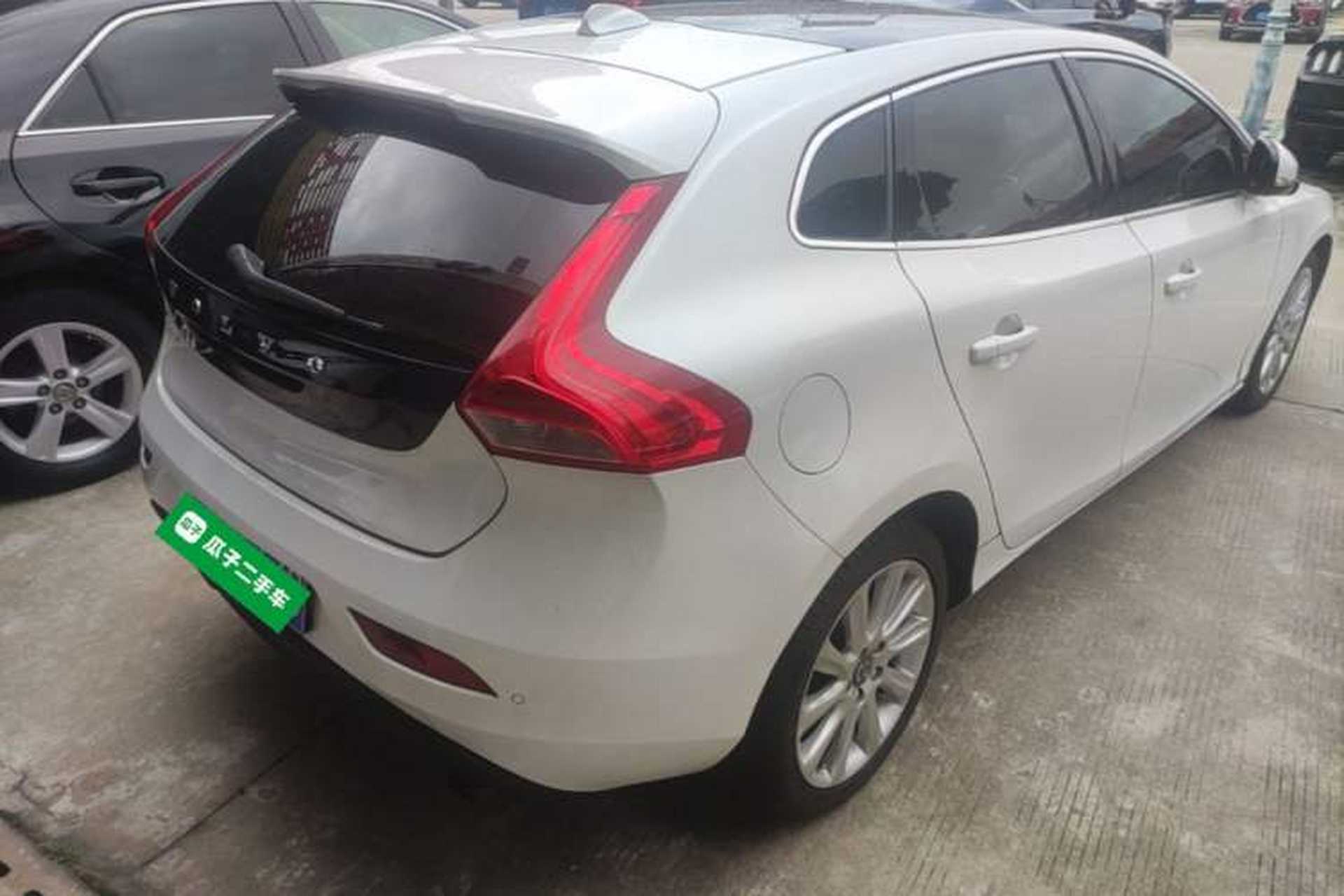 Used Volvo V40 2015 1.6T Zhiya Edition Rear Right 45 Deg