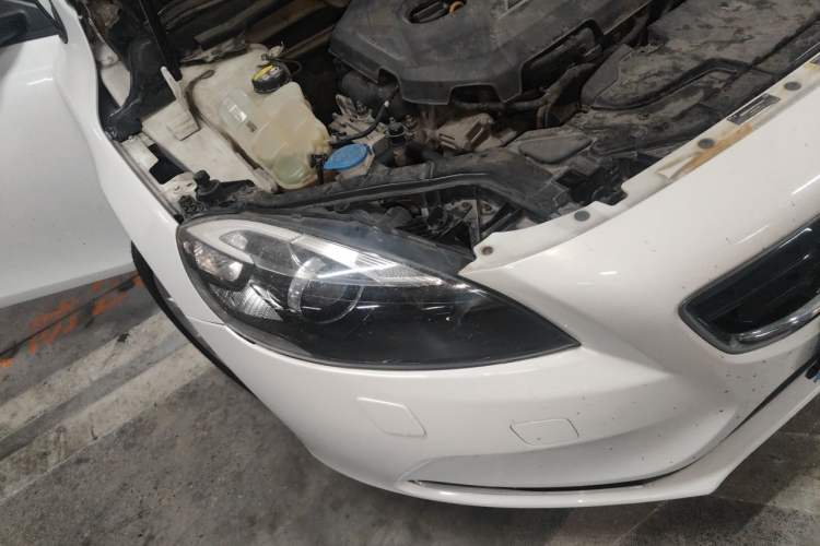 Used Volvo V40 2015 1.6T Zhiyi Edition Right Front Headlight