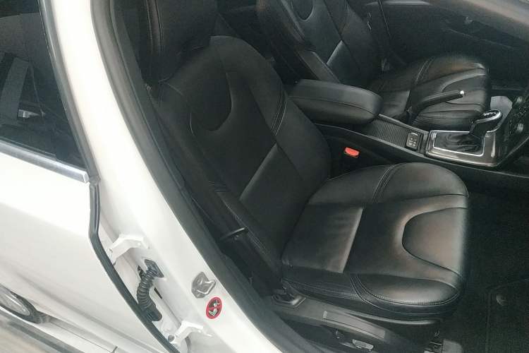 Used Volvo V40 2015 1.6T Zhiya Edition Right Front Seat