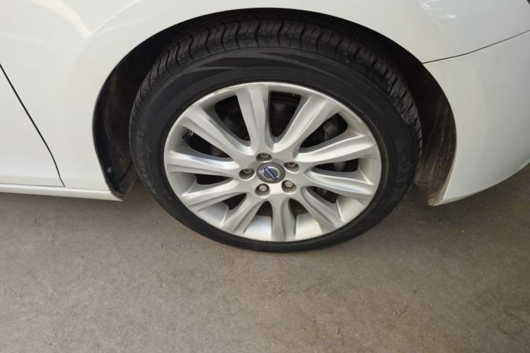 Used Volvo V40 2015 1.6T Zhiyi Edition Right Front Wheel Hub