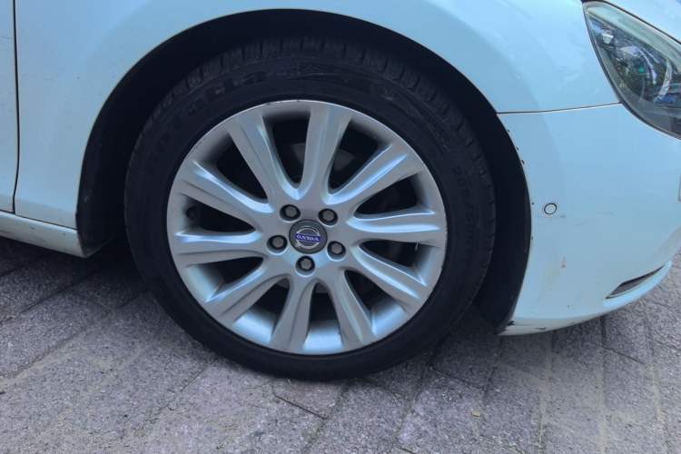 Used Volvo V40 2015 1.6T Zhiya Edition Right Front Wheel Hub