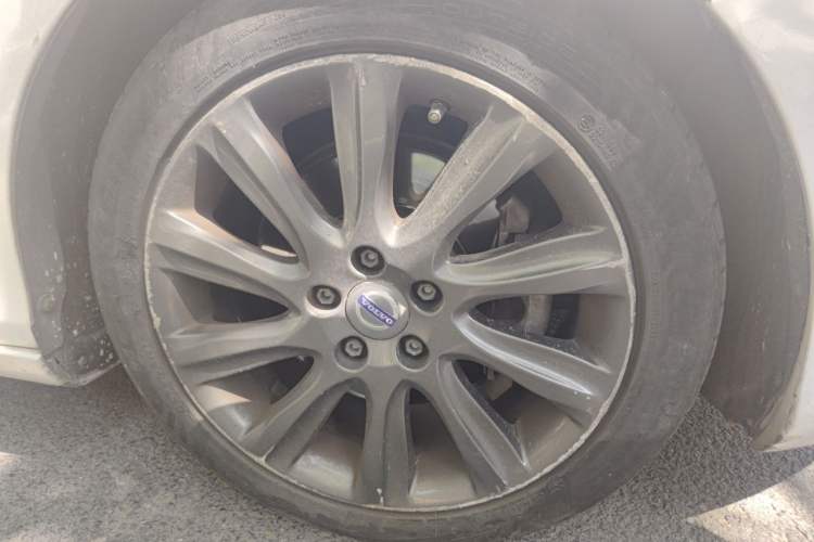 Used Volvo V40 2015 1.6T Zhiya Edition Right Front Wheel Hub
