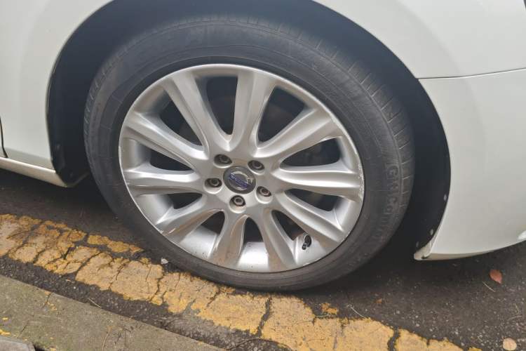 Used Volvo V40 2015 1.6T Zhiyi Edition Right Front Wheel Hub