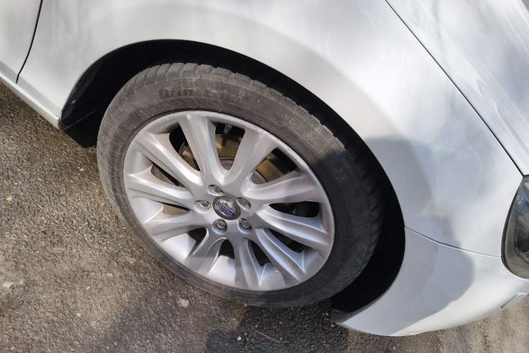 Used Volvo V40 2015 1.6T Zhiyi Edition Right Front Wheel Hub