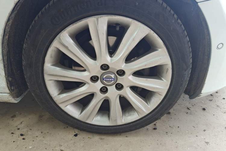 Used Volvo V40 2015 1.6T Zhiya Edition Right Front Wheel Hub