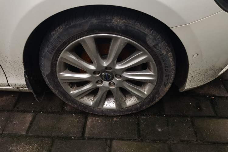 Used Volvo V40 2015 1.6T Zhiya Edition Right Front Wheel Hub
