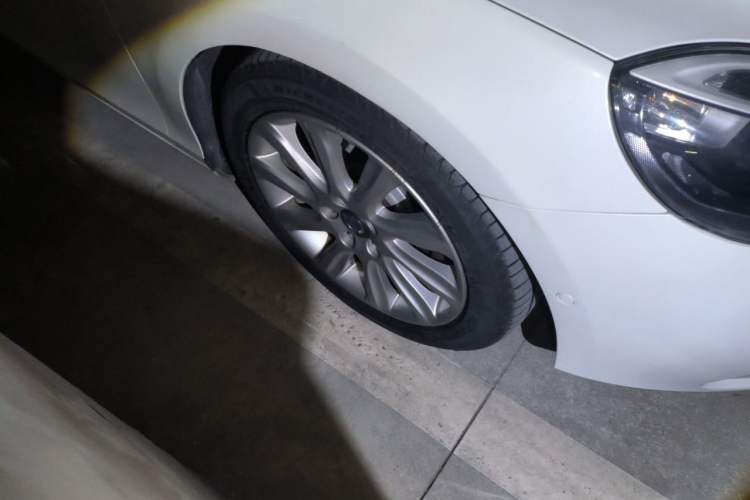 Used Volvo V40 2015 1.6T Zhiya Edition Right Front Wheel Hub