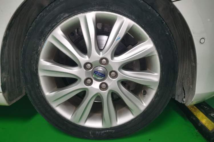 Used Volvo V40 2015 1.6T Zhiya Edition Right Front Wheel Hub