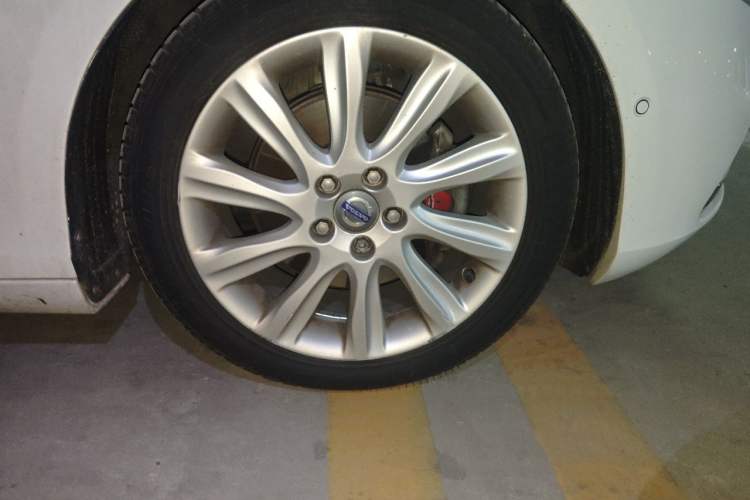 Used Volvo V40 2015 1.6T Zhiya Edition Right Front Wheel Hub