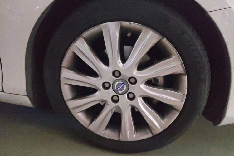 Used Volvo V40 2015 1.6T Zhiya Edition Right Front Wheel Hub