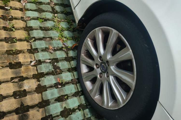 Used Volvo V40 2015 1.6T Zhiya Edition Right Front Wheel Hub