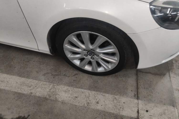 Used Volvo V40 2015 1.6T Zhiyi Edition Right Front Wheel Hub