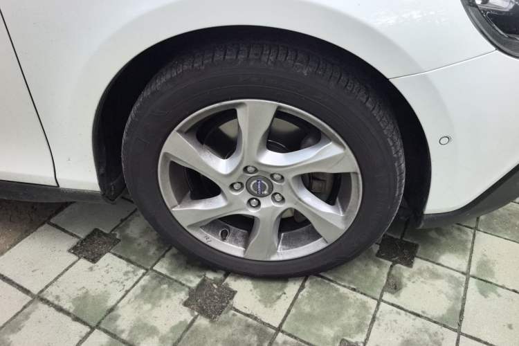 Used Volvo V40 2015 Cross Country T5 AWD Smart Luxury Edition Right Front Wheel Hub
