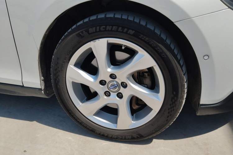 Used Volvo V40 2015 Cross Country T5 AWD Smart Luxury Edition Right Front Wheel Hub