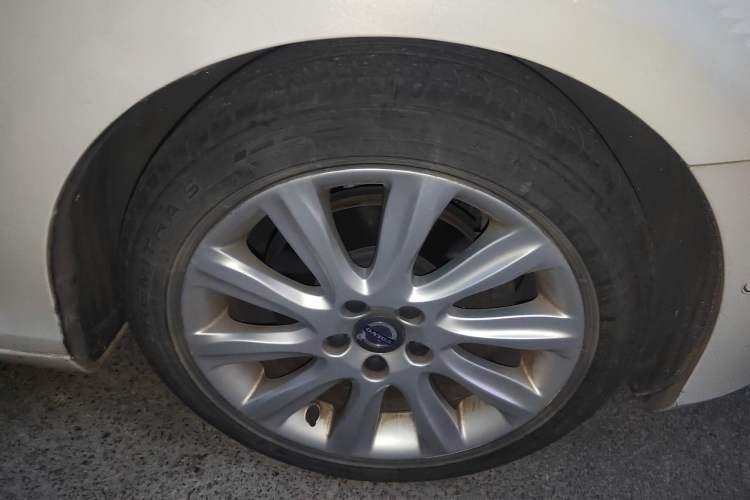 Used Volvo V40 2015 1.6T Zhiya Edition Right Front Wheel Hub