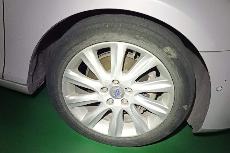 Used Volvo V40 2015 1.6T Zhiya Edition Right Front Wheel Hub