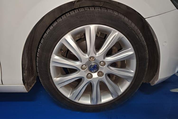 Used Volvo V40 2015 1.6T Zhiya Edition Right Front Wheel Hub