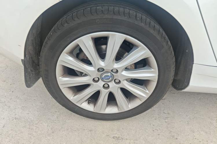 Used Volvo V40 2015 1.6T Zhiyi Edition Right Rear Wheel Hub