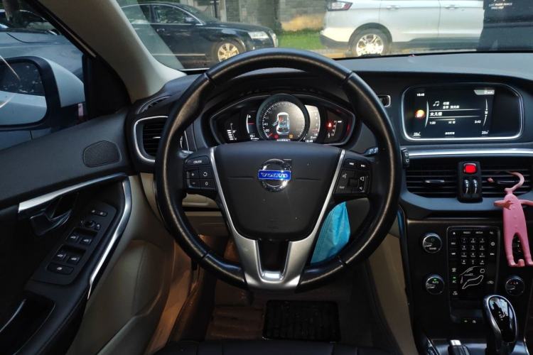 Used Volvo V40 2015 1.6T Zhiyi Edition Steering Wheel