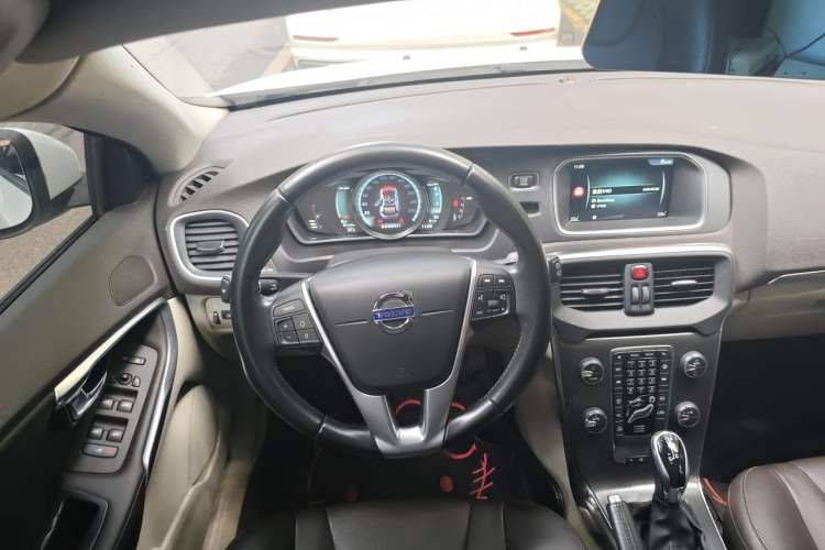 Used Volvo V40 2015 1.6T Zhiyi Edition Steering Wheel