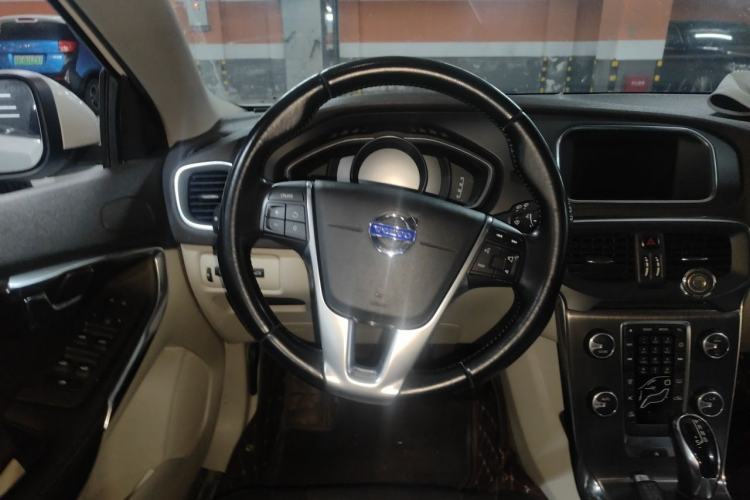 Used Volvo V40 2015 1.6T Zhiyi Edition Steering Wheel