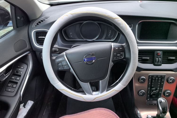 Used Volvo V40 2015 Cross Country T5 AWD Smart Luxury Edition Steering Wheel
