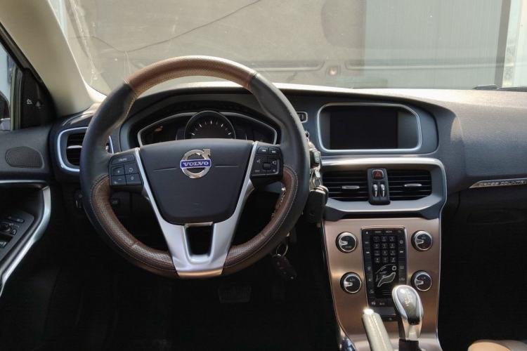 Used Volvo V40 2015 Cross Country T5 AWD Smart Luxury Edition Steering Wheel