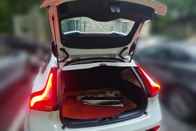 Used Volvo V40 2015 1.6T Zhiyi Edition Trunk