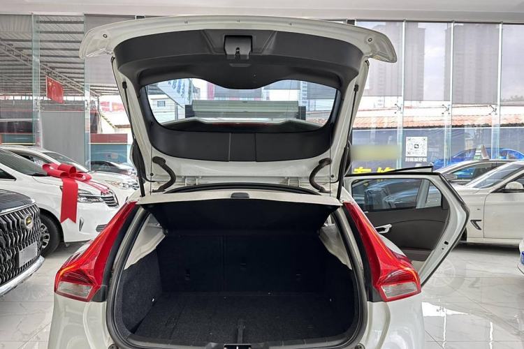 Used Volvo V40 2015 1.6T Zhiyi Edition Trunk