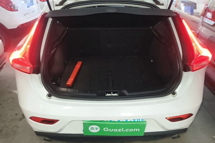 Used Volvo V40 2015 1.6T Zhiyi Edition Trunk