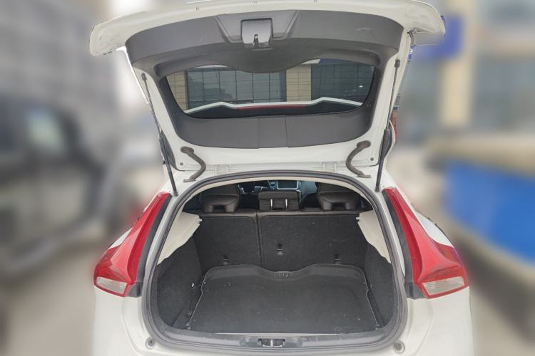 Used Volvo V40 2015 1.6T Zhiyi Edition Trunk
