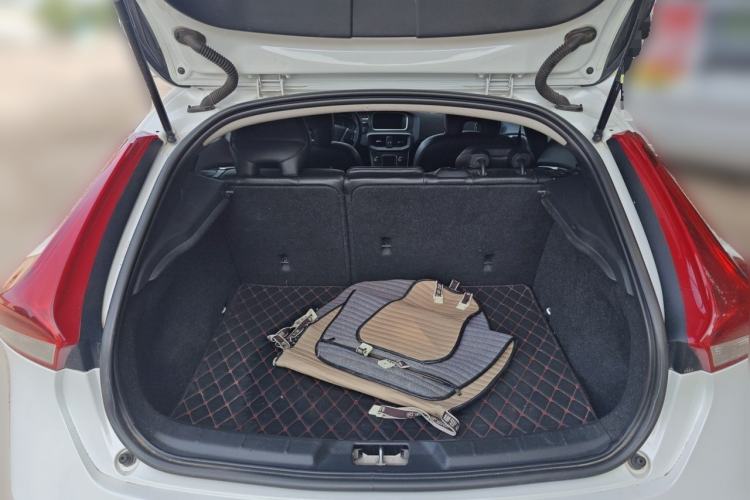 Used Volvo V40 2015 1.6T Zhiya Edition Trunk