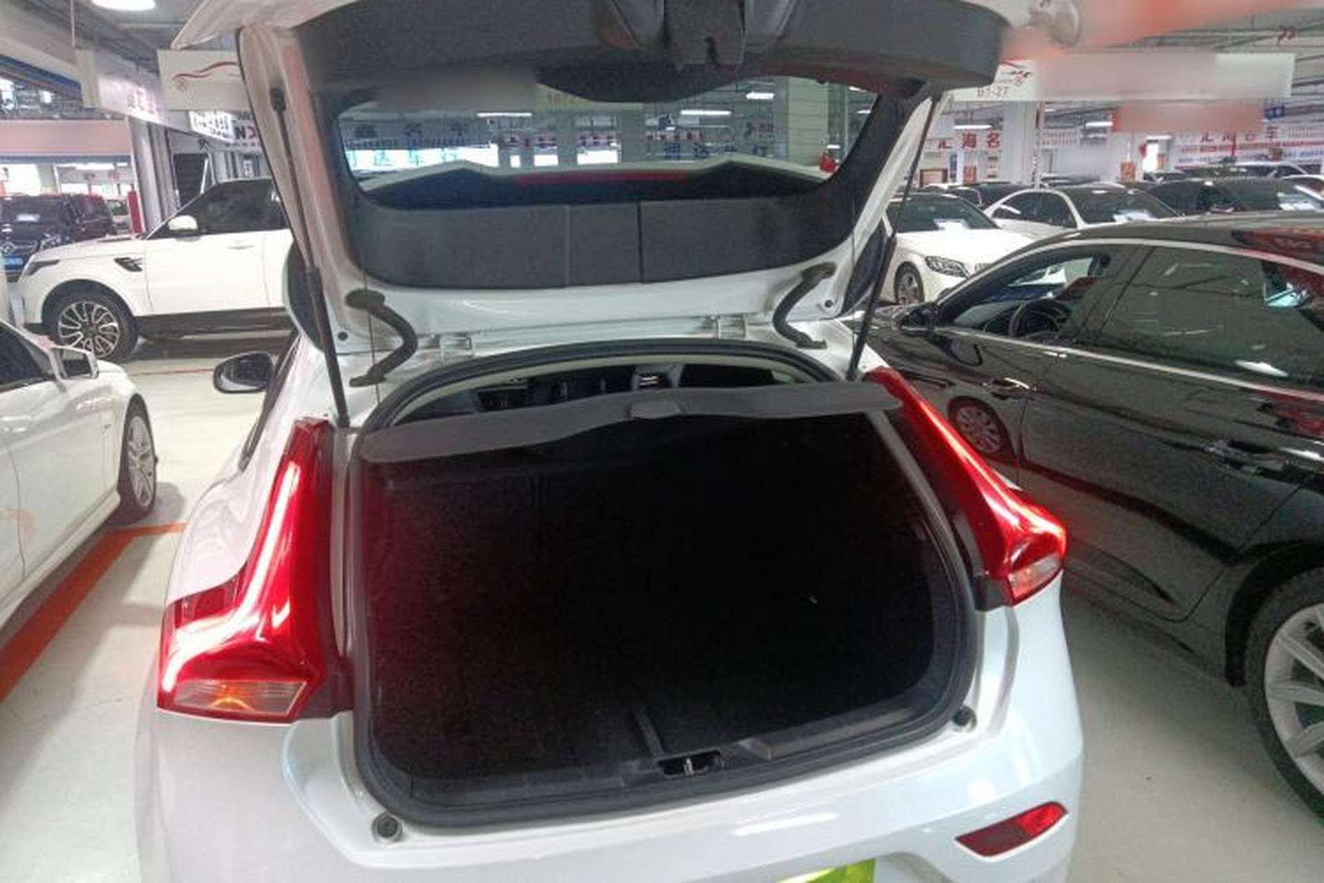 Used Volvo V40 2015 1.6T Zhiyi Edition Trunk