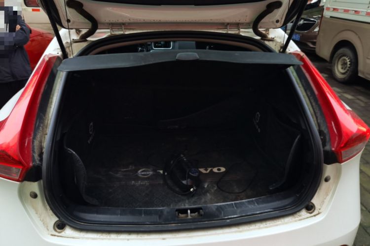 Used Volvo V40 2015 1.6T Zhiya Edition Trunk