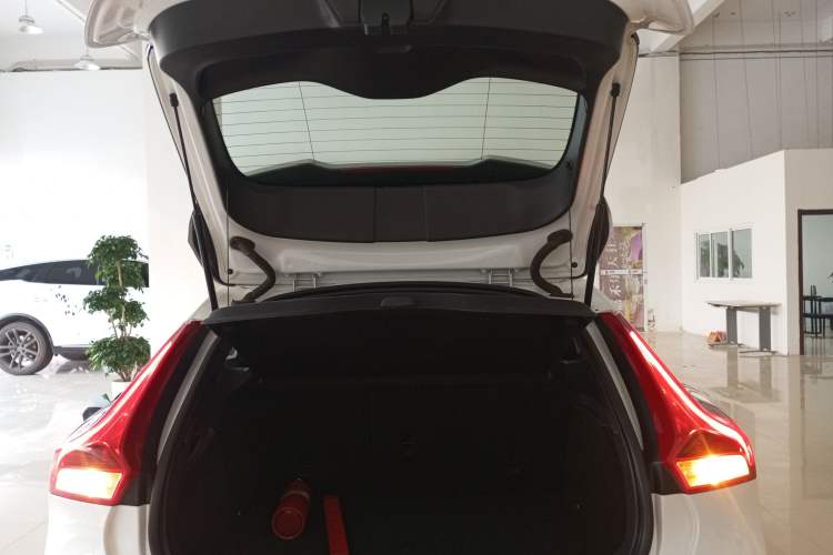 Used Volvo V40 2015 1.6T Zhiya Edition Trunk