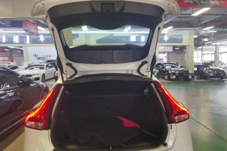 Used Volvo V40 2015 1.6T Zhiya Edition Trunk