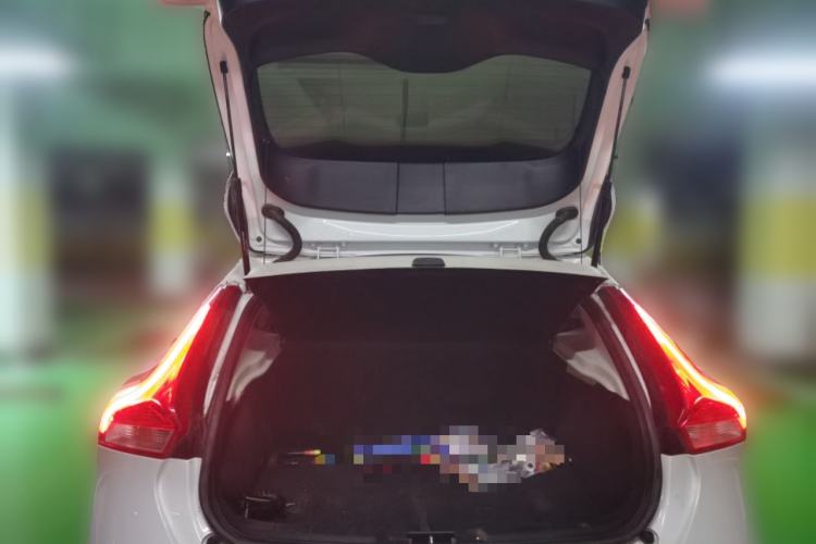 Used Volvo V40 2015 1.6T Zhiya Edition Trunk