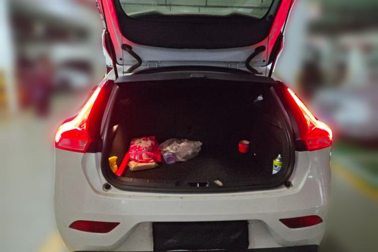 Used Volvo V40 2015 1.6T Zhiya Edition Trunk