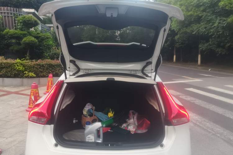 Used Volvo V40 2015 1.6T Zhiyi Edition Trunk