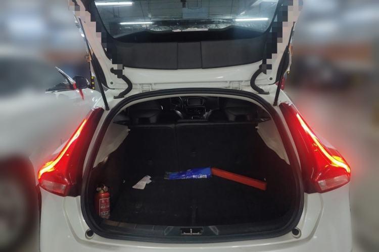 Used Volvo V40 2015 1.6T Zhiyi Edition Trunk