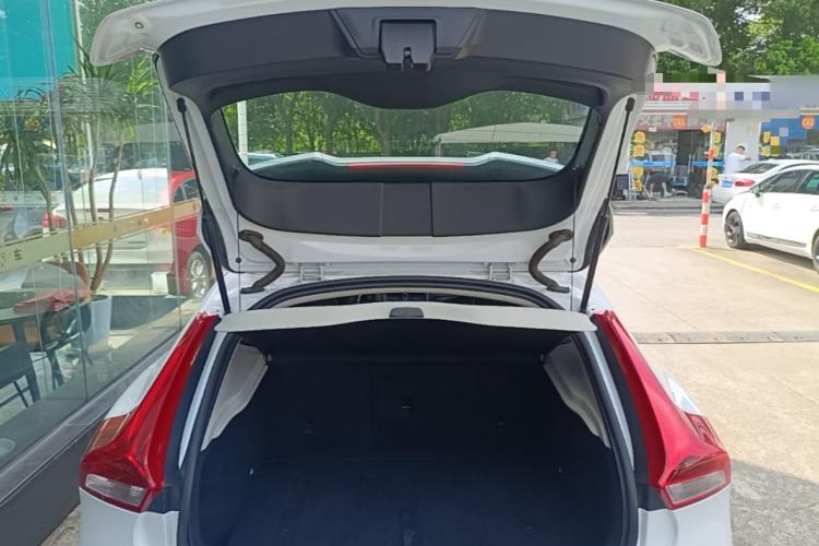 Used Volvo V40 2015 1.6T Zhiyi Edition Trunk