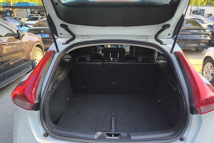 Used Volvo V40 2015 1.6T Zhiyi Edition Trunk