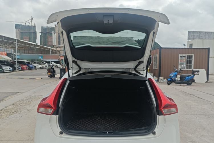 Used Volvo V40 2015 1.6T Zhiyi Edition Trunk